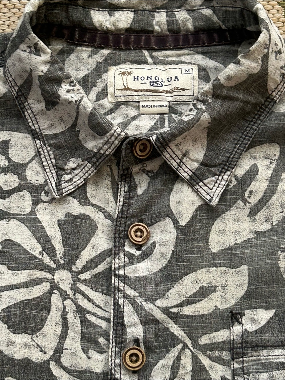 Honolua Men’s Button-Up Aloha Shirt-Grey with White Island Floral Print M